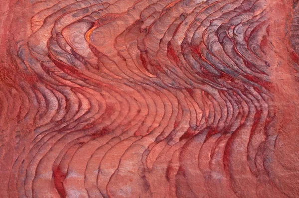 Jordanie, Moyen-Orient : veines de différentes formes, couleurs et nuances sur les roches rouges des tombes royales, énormes structures funéraires sculptées dans la paroi rocheuse de la ville archéologique de Petra — Photo