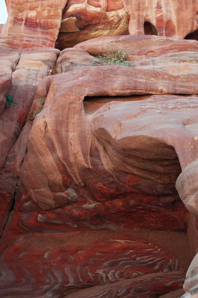 Jordânia, Oriente Médio: veias de diferentes formas, cores e tons nas rochas vermelhas dos Túmulos Reais, enormes estruturas funerárias esculpidas na face rochosa na cidade arqueológica de Petra — Fotografia de Stock