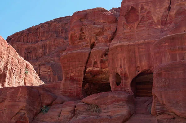 Giordania: edifici e forme, colori e sfumature diverse delle rocce rosse viste passeggiare nel canyon alla fine delle Strade delle Facciate nella valle archeologica nabatea di Petra — Foto Stock