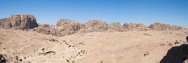 Jordânia, Oriente Médio: paisagem jordaniana e tendas beduínas onde vendem alimentos, bebidas, jóias e artesanato local no vale do deserto da famosa cidade arqueológica de Petra — Fotografia de Stock