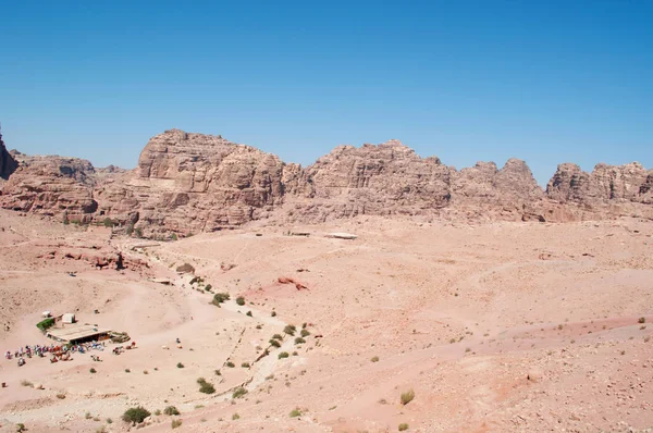 Jordânia, Oriente Médio: paisagem jordaniana e tendas beduínas onde vendem alimentos, bebidas, jóias e artesanato local no vale do deserto da famosa cidade arqueológica de Petra — Fotografia de Stock