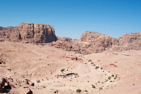 Jordânia, Oriente Médio: paisagem jordaniana e tendas beduínas onde vendem alimentos, bebidas, jóias e artesanato local no vale do deserto da famosa cidade arqueológica de Petra — Fotografia de Stock