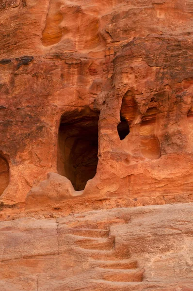Jordânia, Oriente Médio: um nicho votivo na rocha vermelha vista andando no cânion do Siq, o Shaft, a entrada principal para a cidade arqueológica de Petra — Fotografia de Stock