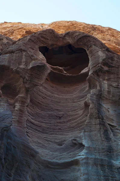 Jordânia, Oriente Médio: diferentes formas, cores e tons das rochas vermelhas vistas andando no cânion do Siq, o Eixo, a entrada principal para a cidade arqueológica de Petra — Fotografia de Stock