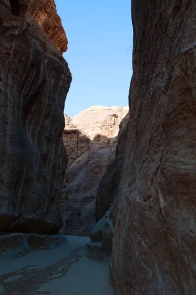 约旦、 中东︰ 不同形状、 颜色和色调的红色岩石见到纳巴泰考古城佩特拉走在峡谷 Siq、 轴、 主入口 — 图库照片