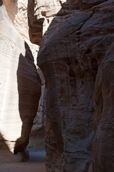 Jordânia, Oriente Médio: diferentes formas, cores e tons das rochas vermelhas vistas andando no cânion do Siq, o Eixo, a entrada principal para a cidade arqueológica de Petra — Fotografia de Stock