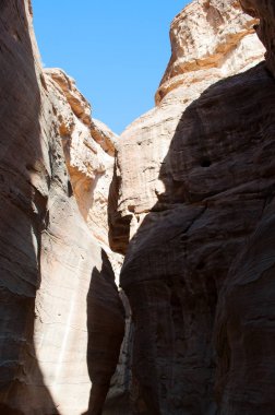 Jordan, Orta Doğu: farklı şekiller, renkler ve tonları arkeolojik Nabataean Petra için Siq, şaft, ana giriş kanyonda yürüyüş gördüm kırmızı kayalar