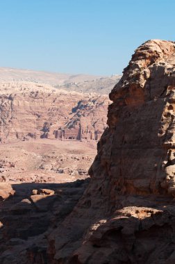 Ürdün: kral mezarları, yukarıda da görüleceği arkeolojik Nabataean Petra içinde dağ eteklerinde, kaya yüzüne oyulmuş büyük mezar yapıları ile Kings duvar