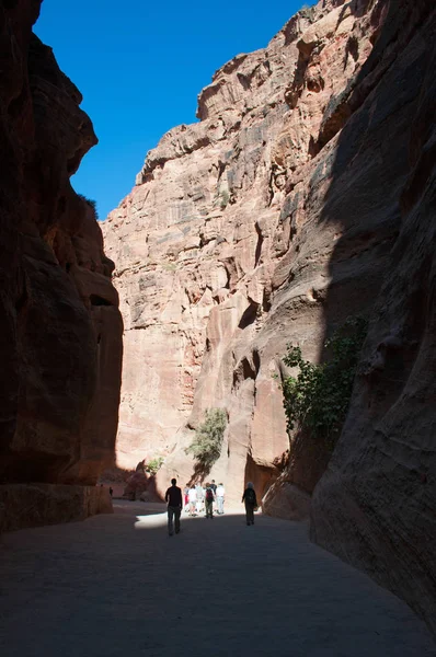 Giordania, Medio Oriente: forme, colori e sfumature diverse delle rocce rosse viste passeggiare nel canyon del Siq, l'Albero, l'ingresso principale della città archeologica nabatea di Petra — Foto Stock