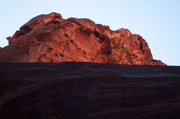 Jordania, Oriente Medio: diferentes formas, colores y tonos de las rocas rojas que se ven caminando en el cañón del Siq, el eje, la entrada principal a la ciudad arqueológica nabatea de Petra — Foto de Stock