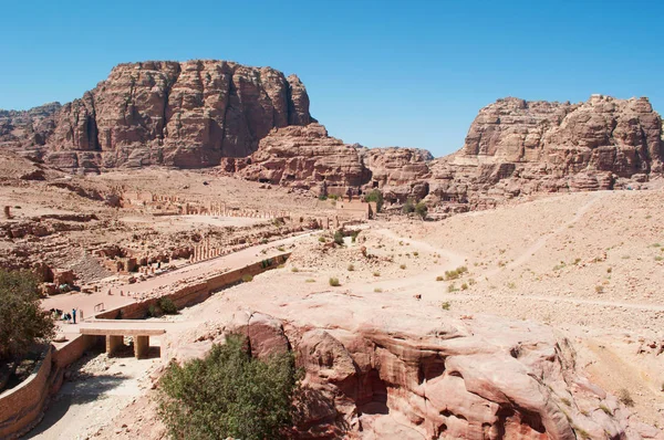 Jordanië: Jordaanse landschap en de grote tempel, waarvan de bouw begon in het laatste kwartaal van de eerste eeuw voor Christus, met de triple colonnade, in de verloren stad Petra — Stockfoto