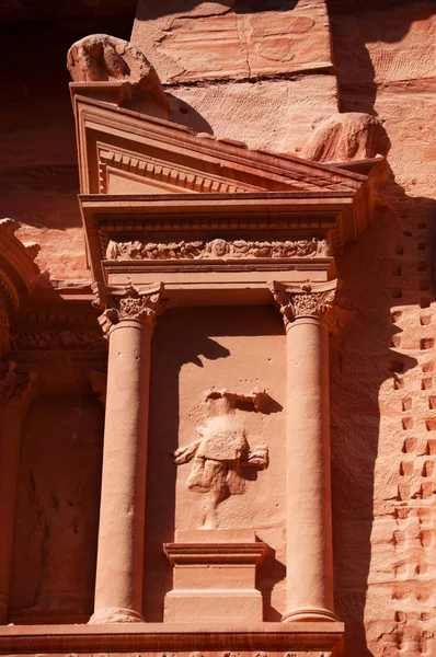 Jordânia: detalhes do frontão do Mosteiro, conhecido como Ad Deir ou El Deir, construído no século I, famoso edifício monumental esculpido em rocha na cidade arqueológica de Petra — Fotografia de Stock