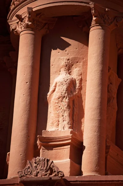 Jordan: Detaljer frontonen i klostret, kallas Ad Deir eller El Deir, byggt hundratalet, berömda monumental byggnad uthuggen ur sten i den arkeologiska staden Petra — Stockfoto