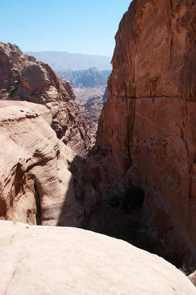 Jordan: jordanska landskap sett från en klippa på den långa vägen upp, mer än 800 steg och många miles uppför på en smuts uppstigning gå väg, till kloster, monumentala byggnaden i Petra — Stockfoto
