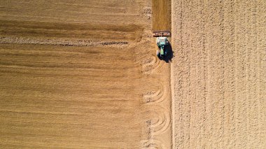 Bu Ekim alanları, havadan görünümü sürülmüş bir alan ve bir traktör sürme traktör