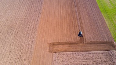 Bu Ekim alanları, havadan görünümü sürülmüş bir alan ve bir traktör sürme traktör