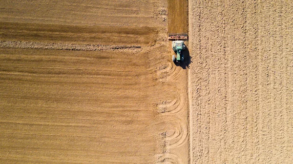拖拉机犁，犁过的田野和一辆拖拉机的鸟瞰图，播种 — 图库照片