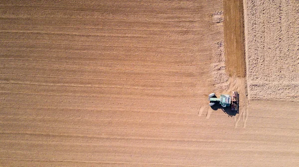拖拉机犁，犁过的田野和一辆拖拉机的鸟瞰图，播种 — 图库照片