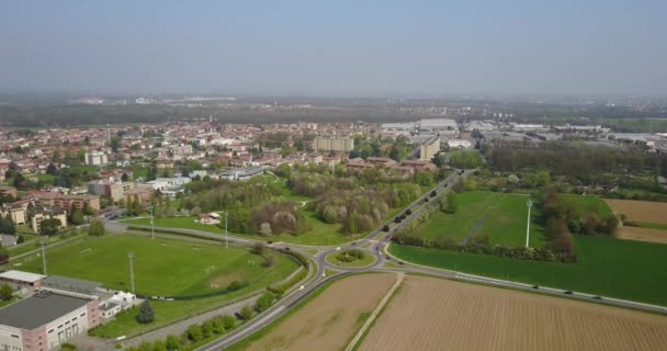 Natuur en landschap, gemeente Solaro, Milano: luchtfoto van een veld, huizen en huizen, landbouw, grass green, landschap, landbouw, bomen. Italië — Stockvideo