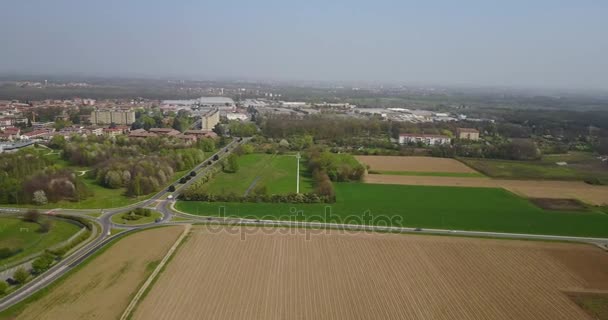 Natuur en landschap, gemeente Solaro, Milano: luchtfoto van een veld, huizen en huizen, landbouw, grass green, landschap, landbouw, bomen. Italië — Stockvideo