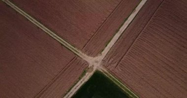 Doğa ve manzara: alanlar ve sürülmüş alanlar, ekimi, yeşil çimen, kırsal, tarım, toprak yol havadan görünümü