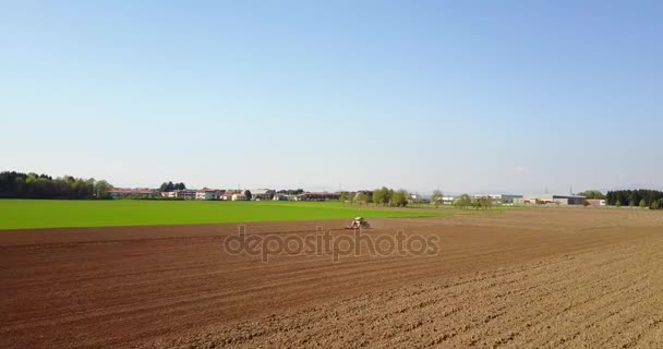 Tractor arando los campos, vista aérea de un campo arado y un tractor que siembra. Agricultura y Agricultura, campaña . — Vídeos de Stock