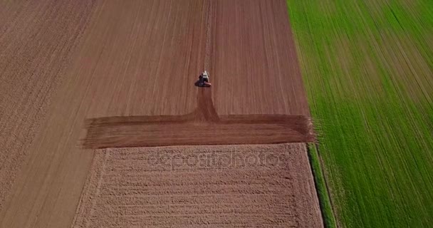 Трактор, вспахивающий поля, вид с воздуха на вспаханное поле и сеющий трактор. Сельское хозяйство и сельское хозяйство, компания . — стоковое видео