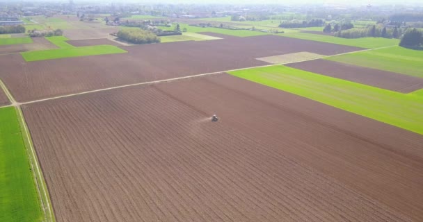 Natuur en landschap: luchtfoto van een gebied en bomen, teelt, groen gras, het platteland, de landbouw, de onverharde weg — Stockvideo