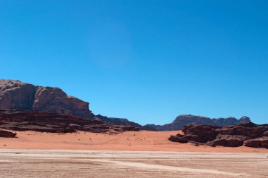 Ürdün: Ürdün Peyzaj ve Wadi Rum, Moon, kumtaşı ve granit kayaya oyulmuş ve Mars gezegeni gibi arıyor ünlü bir dünya çapında vadi Vadisi olarak bilinen çöl 
