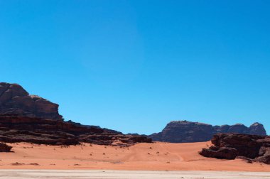 Ürdün: Ürdün Peyzaj ve Wadi Rum, Moon, kumtaşı ve granit kayaya oyulmuş ve Mars gezegeni gibi arıyor ünlü bir dünya çapında vadi Vadisi olarak bilinen çöl 