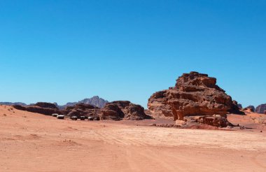 Ürdün: Ürdün Peyzaj ve Wadi Rum, Moon, kumtaşı ve granit kayaya oyulmuş ve Mars gezegeni gibi arıyor ünlü bir dünya çapında vadi Vadisi olarak bilinen çöl 