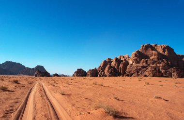 Ürdün: 4 x 4 ay, kumtaşı ve granit kayaya oyulmuş ve Mars gezegeni gibi arıyor ünlü bir dünya çapında vadi Vadisi olarak bilinen Wadi Rum, çölde parça 