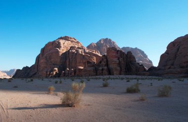Ürdün: Ürdün Peyzaj ve Wadi Rum, Moon, kumtaşı ve granit kayaya oyulmuş ve Mars gezegeni gibi arıyor ünlü bir dünya çapında vadi Vadisi olarak bilinen çöl 