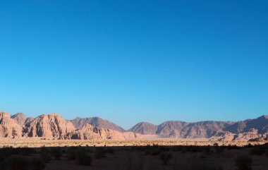 Ürdün: Ürdün Peyzaj ve Wadi Rum, Moon, kumtaşı ve granit kayaya oyulmuş ve Mars gezegeni gibi arıyor ünlü bir dünya çapında vadi Vadisi olarak bilinen çöl 
