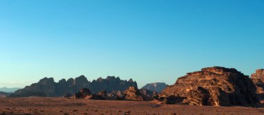 Ürdün: Ürdün Peyzaj ve Wadi Rum, Moon, kumtaşı ve granit kayaya oyulmuş ve Mars gezegeni gibi arıyor ünlü bir dünya çapında vadi Vadisi olarak bilinen çöl 