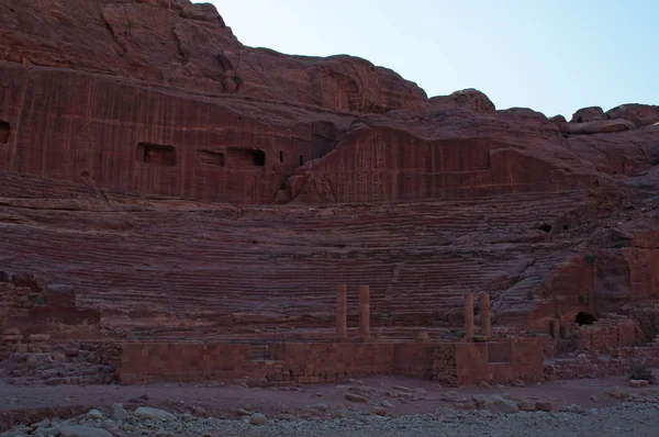 Jordan: Roman amphitheater, sütunları ve tribünde arkeolojik Nabataean şehir Petra'dan cephe sokaklarda sonundaki kaya oyma büyük bir tiyatro görünümünü — Stok fotoğraf