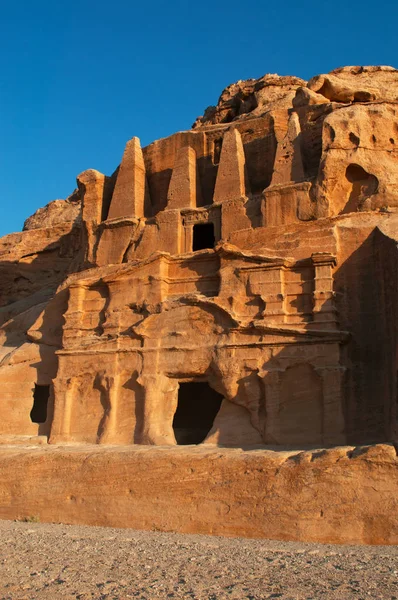 Jordânia: vista do Obelisco Túmulo e Bab As-Siq Triclinium, construído sob uma influência egípcia, na estrada para o Siq, a principal entrada para a cidade arqueológica nabateia de Petra — Fotografia de Stock
