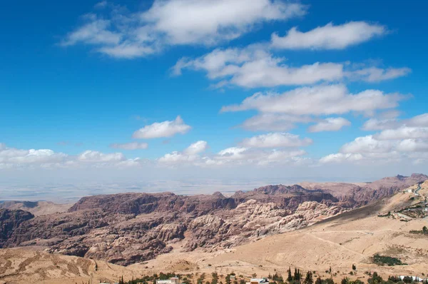 ヨルダン: ヨルダンの風景山、植物、砂漠の岩カット アーキテクチャのペトラ、有名な歴史と考古学都市の丘から世界中で見 — ストック写真