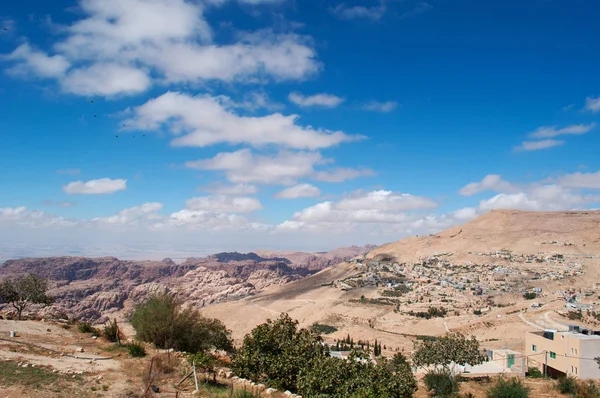 ヨルダン: ヨルダンの風景山、植物、砂漠の岩カット アーキテクチャのペトラ、有名な歴史と考古学都市の丘から世界中で見 — ストック写真