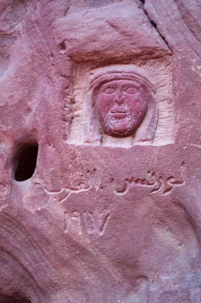 Jordania: rzeźba i napis na skale upamiętniająca Lawrence z Arabii, brytyjski oficer i archeolog T. E. Lawrence, w pustyni Wadi Rum, znany jako Dolina księżyca — Zdjęcie stockowe