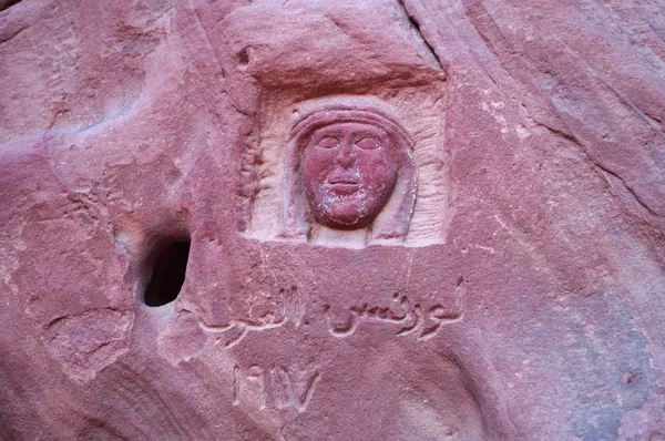 Jordan: carving och inskriptionen på stenen till minne av Lawrence av Arabien, brittisk officer och arkeologen T. E. Lawrence, i öknen i Wadi Rum, känd som dalen av månen — Stockfoto