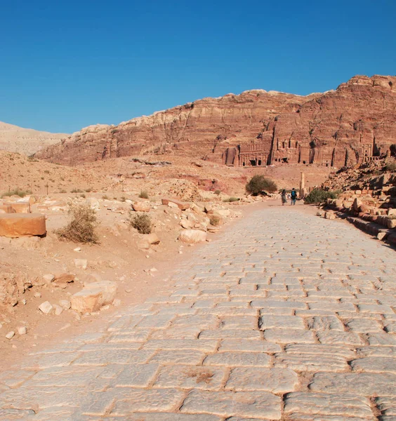 Jordan: the Kings Wall with the Royal Tombs, huge funerary structures carved into the rock face at the foot of the mountain, seen from above in the archaeological Nabataean city of Petra — Stock Photo, Image