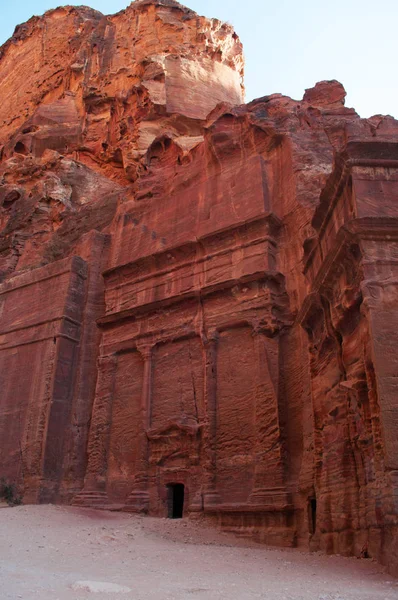 Jordanien: rotes Grab entlang der Straße der Fassaden, Reihe monumentaler nabatäischer Gräber, die in die südliche Felswand gehauen wurden, die an der Schatzkammer der archäologischen nabatäischen Stadt Petra vorbeiführt — Stockfoto