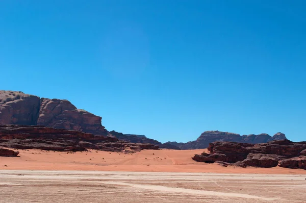 Jordanien: jordanska landskap och öknen Wadi rum, känd som dalen av månen, en berömd i hela världen dal huggen i sandsten och granit berget och ser ut som planeten Mars — Stockfoto