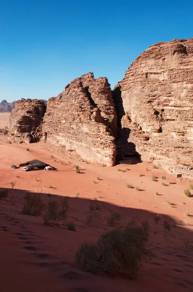 Jordan: landscape and a Bedouin tent in the desert of the Wadi Rum, known as Valley of the Moon, famous valley cut into the sandstone and granite rock and looking like the planet of Mars — Stock Photo, Image