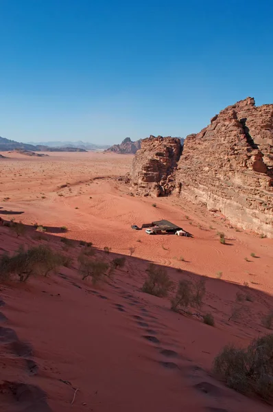 Jordania: krajobraz oraz beduiński namiot na pustyni Wadi Rum, znany jako Dolina księżyca, słynnej doliny w skałę piaskowca i granitu i wygląda jak planeta Mars — Zdjęcie stockowe