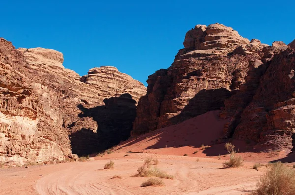 Jordania: jordański krajobraz i pustyni Wadi Rum, znany jako Dolina księżyca, słynnej na całym świecie doliny, pocięte na skale piaskowca i granitu i wygląda jak planeta Mars — Zdjęcie stockowe