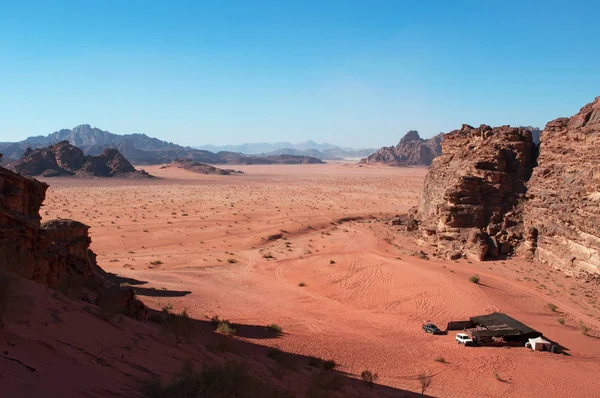 Jordan: landscape and a Bedouin tent in the desert of the Wadi Rum, known as Valley of the Moon, famous valley cut into the sandstone and granite rock and looking like the planet of Mars — Stock Photo, Image