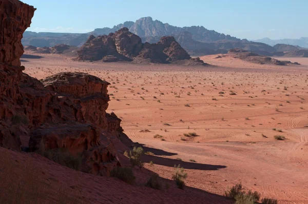 Jordania: jordański krajobraz i pustyni Wadi Rum, znany jako Dolina księżyca, słynnej na całym świecie doliny, pocięte na skale piaskowca i granitu i wygląda jak planeta Mars — Zdjęcie stockowe
