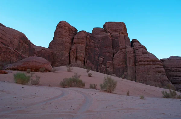Jordania: utwory 4 x 4 na pustyni Wadi Rum, znany jako Dolina księżyca, słynnej na całym świecie doliny, pocięte na skale piaskowca i granitu i wygląda jak planeta Mars — Zdjęcie stockowe